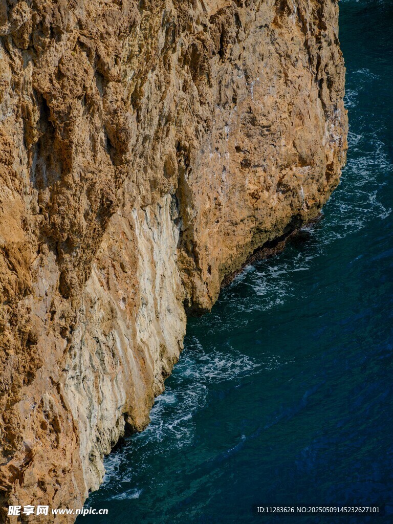 海边陡峭悬崖与蓝色海水