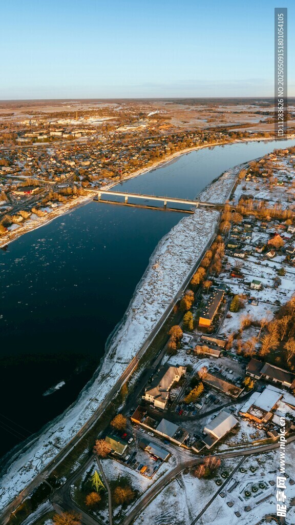 冬日河畔城市雪景风光
