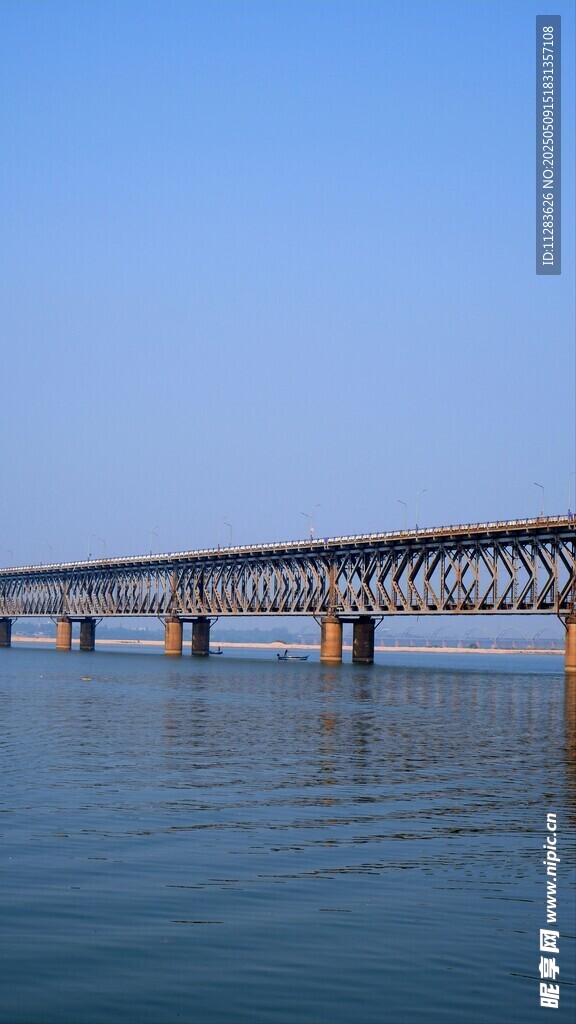 横跨水面的壮观大桥