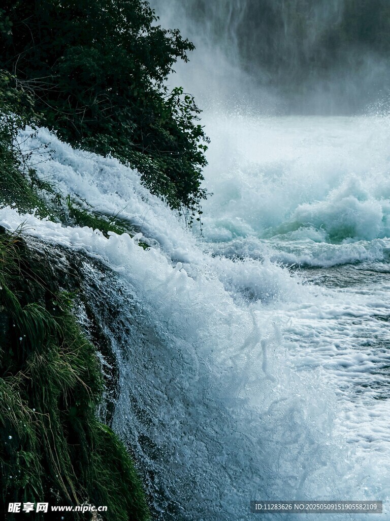 山间湍急瀑布水流奔腾