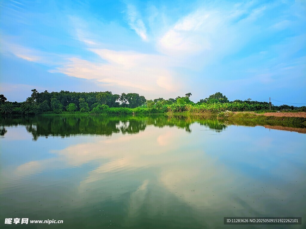 宁静湖畔的美丽风光