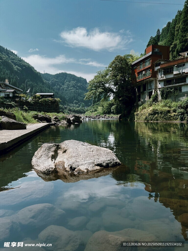 山间河畔宁静村落美景