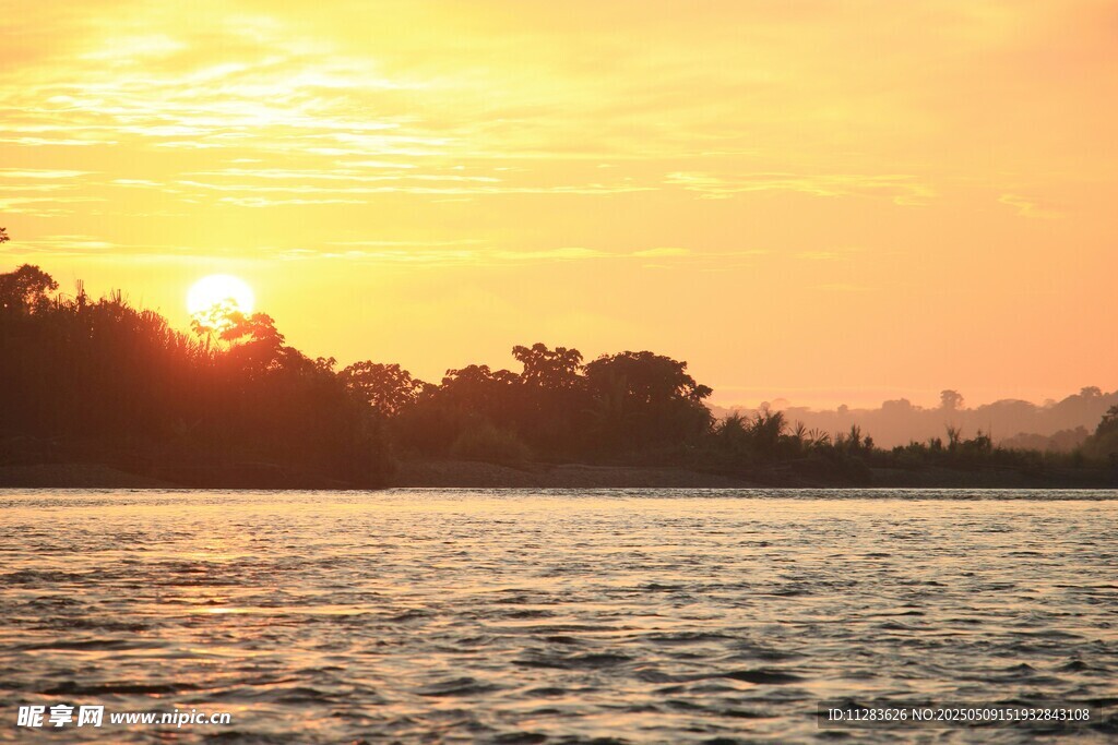 夕阳下波光粼粼的水面