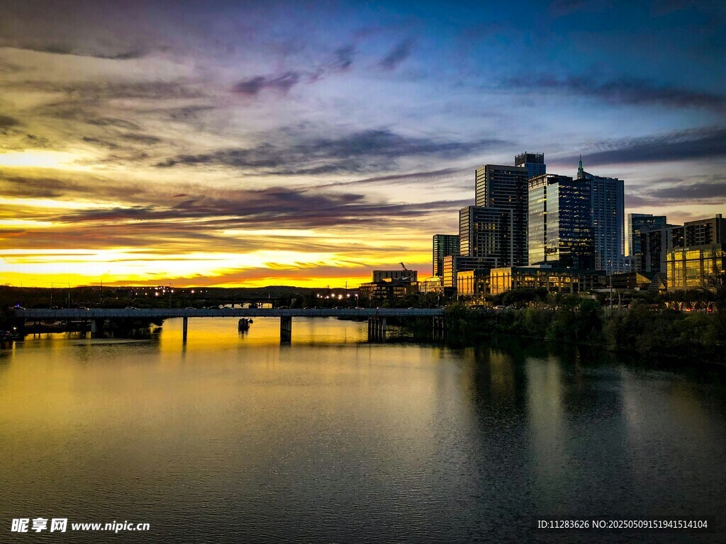 城市河畔绚丽黄昏美景