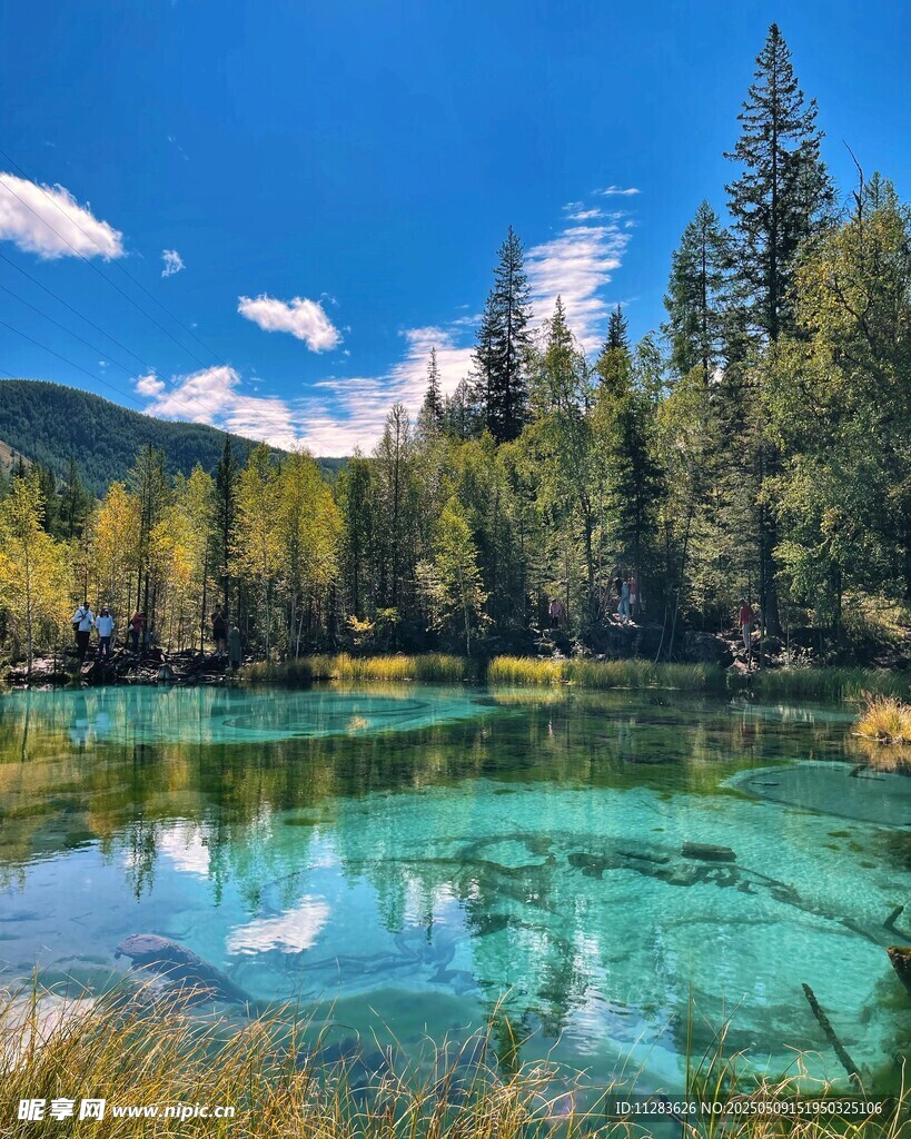 清澈碧绿的山间湖泊美景