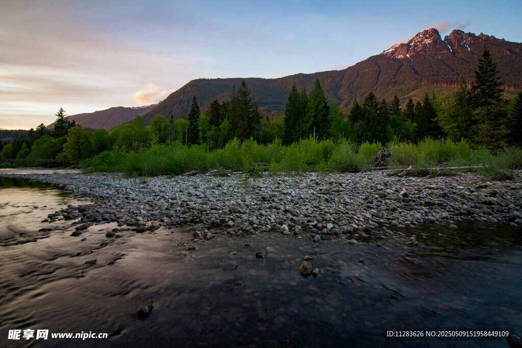 夕阳下的河畔山林美景