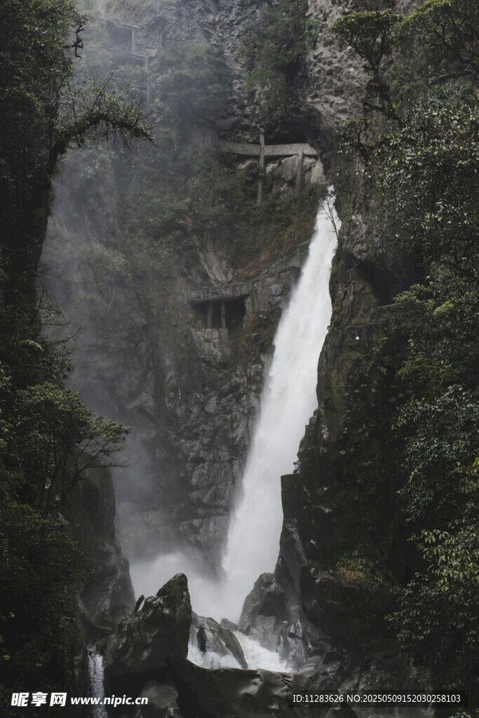 山间瀑布景观