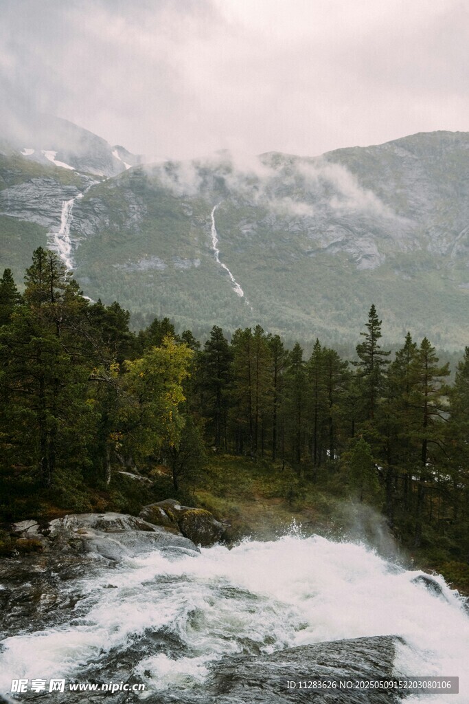 山间湍急溪流与远处雪山