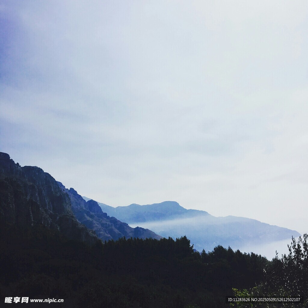 山峦云海间的自然景致