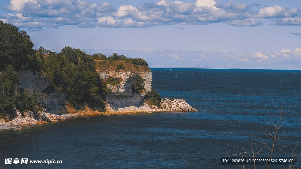 海岸风光 蓝色大海与崖岸