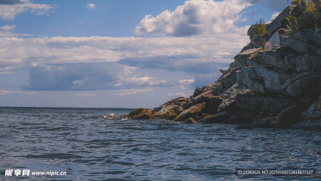 海边嶙峋岩石与广阔海面