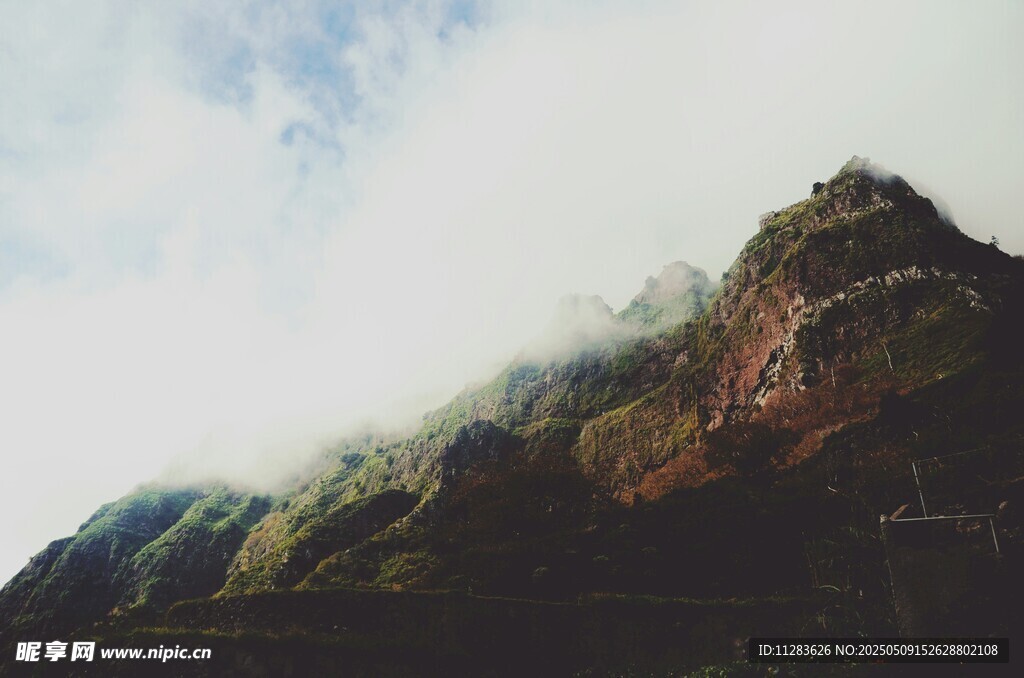 云雾缭绕的巍峨山峰