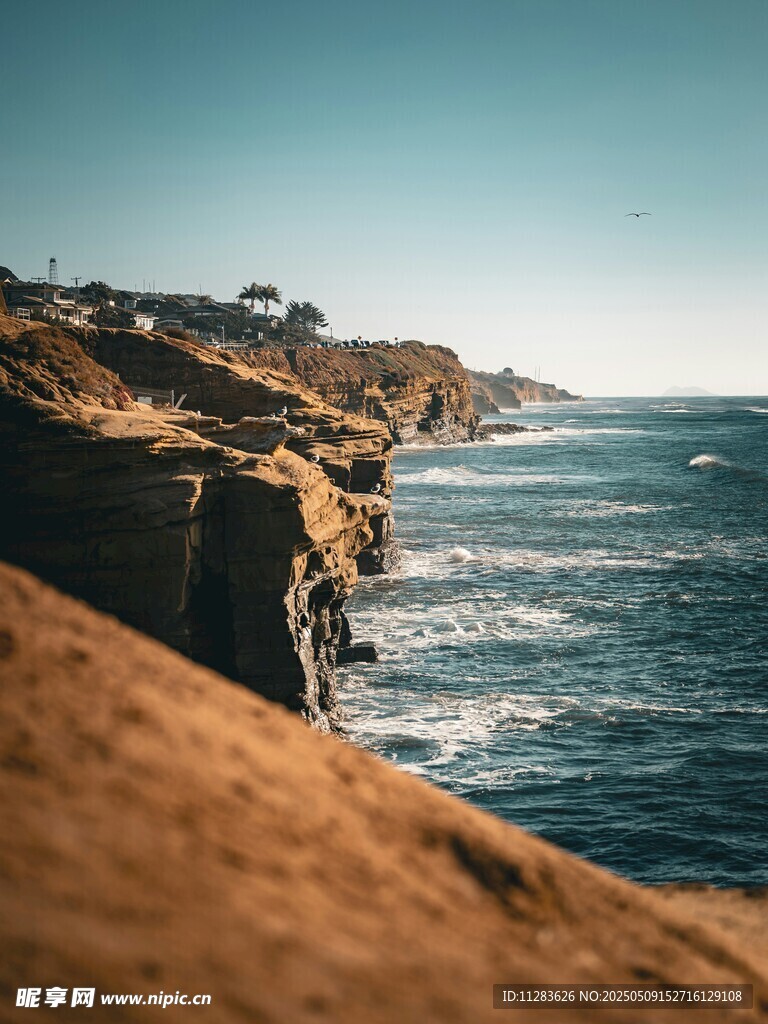 海岸悬崖边的壮阔海景