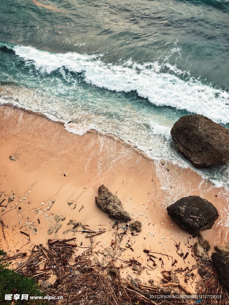 海边沙滩与海浪中的礁石