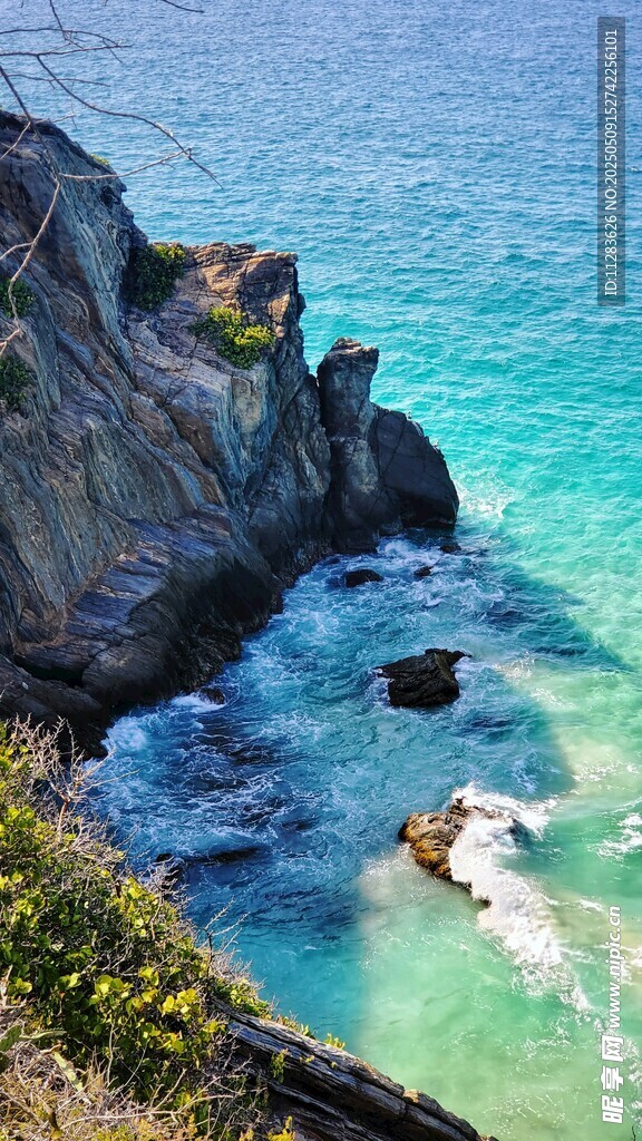 海边嶙峋峭壁与碧蓝海水