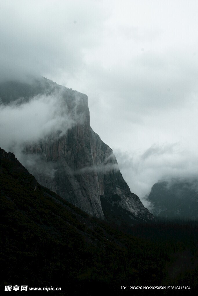 云雾缭绕的壮丽山峦