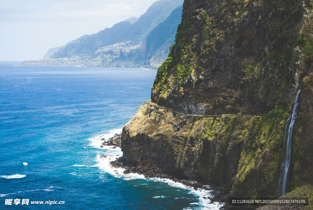 海岸悬崖边的壮美海景