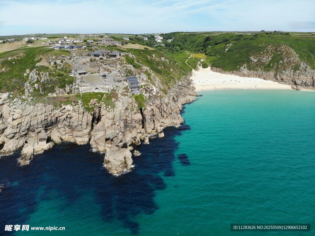 碧海与嶙峋礁石