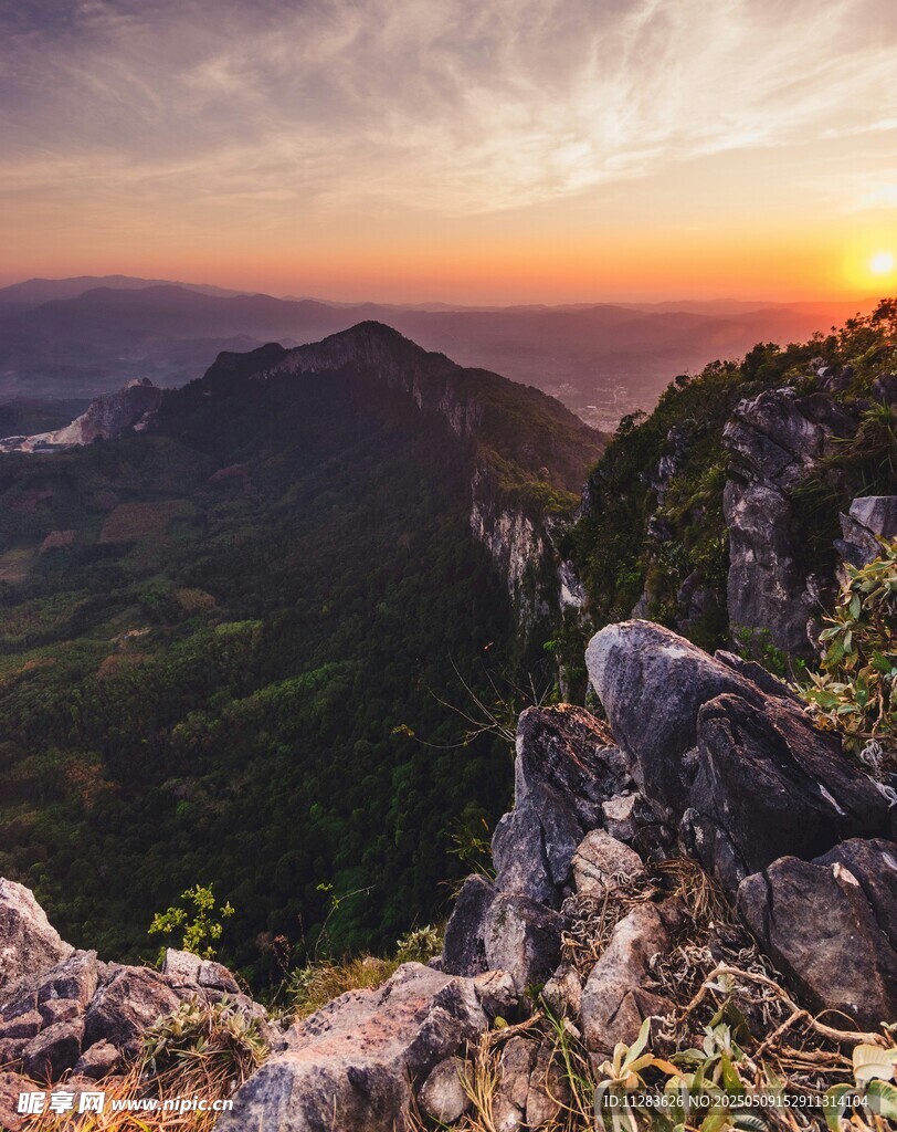 山间日落美景