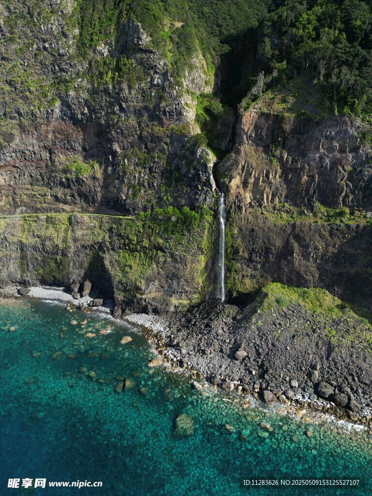 海岸悬崖瀑布的绝美风光