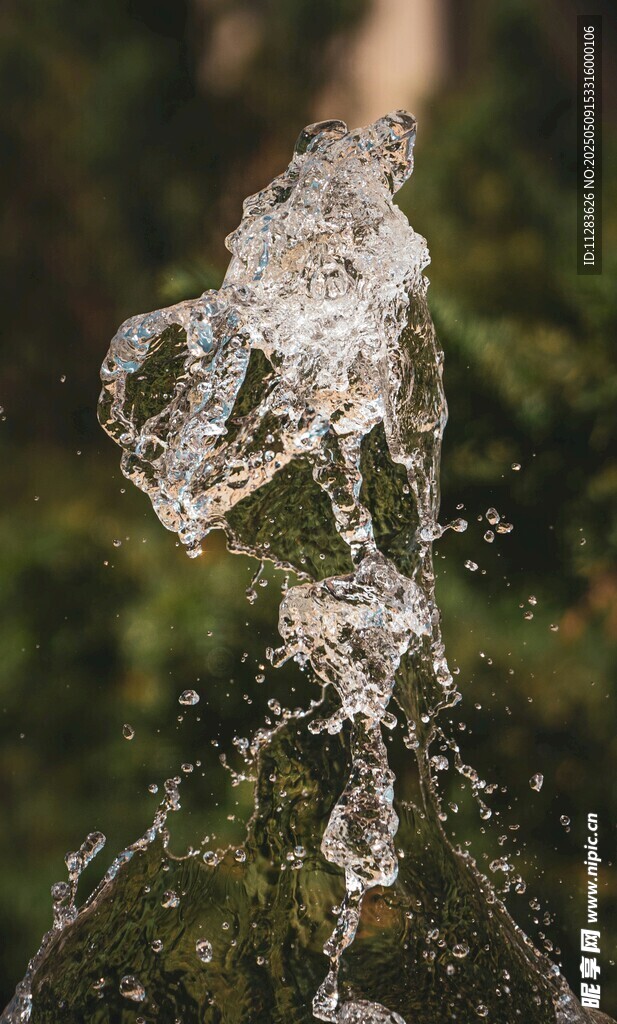 水花飞溅瞬间