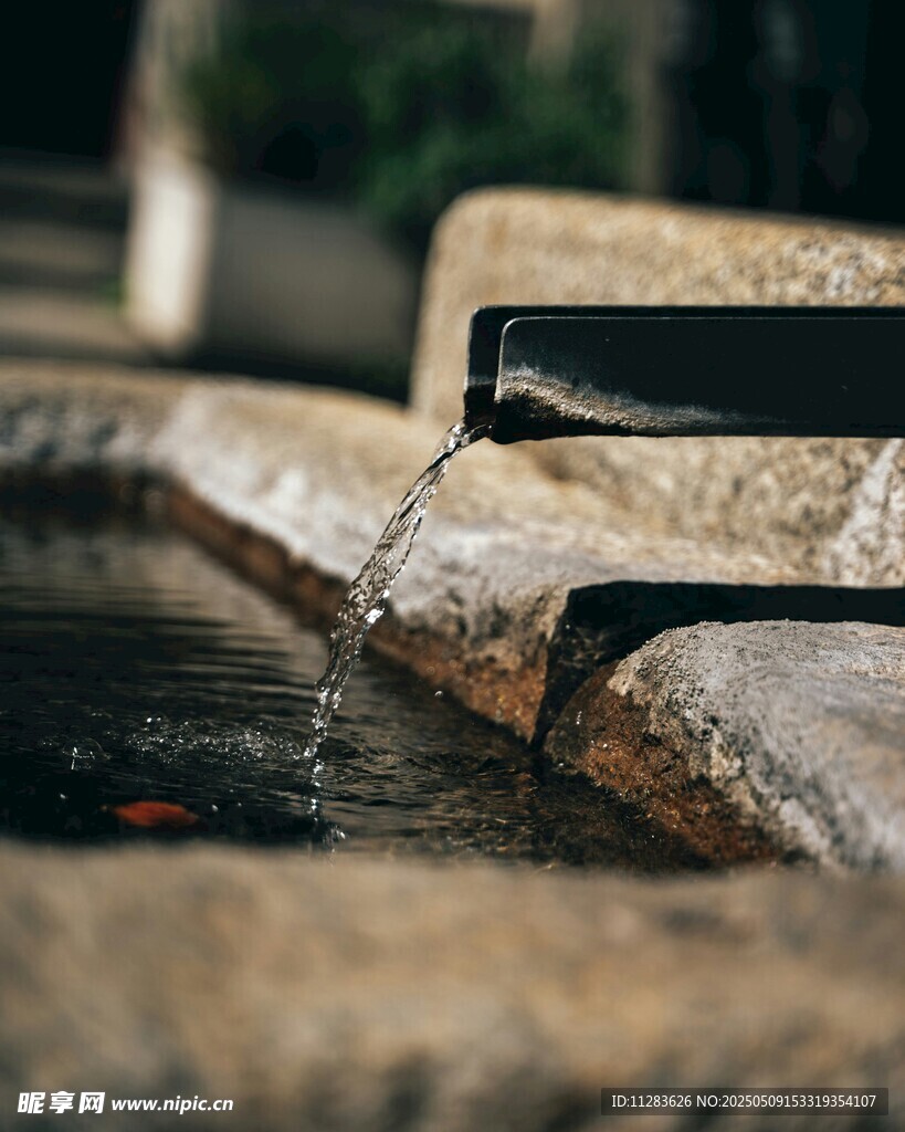 潺潺流水的石制水景装置