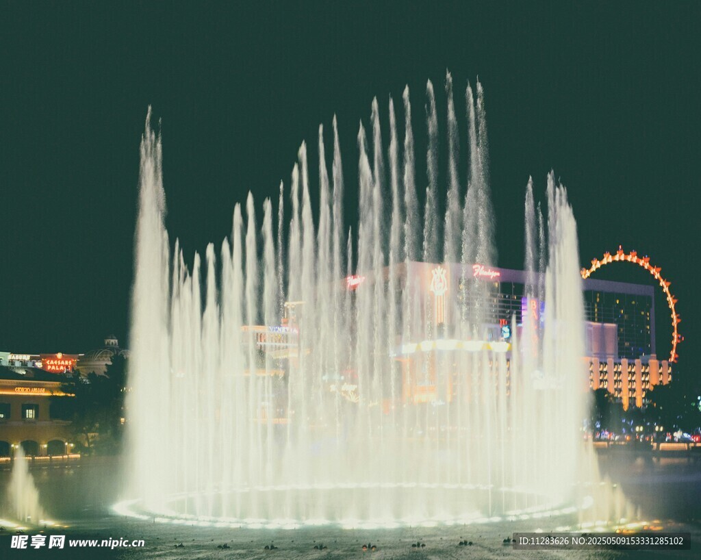 城市夜景中的绚丽音乐喷泉