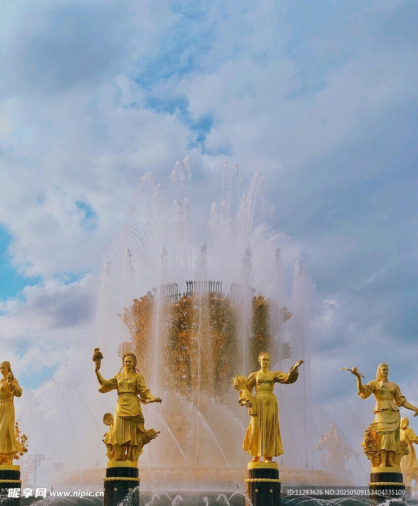 喷泉旁的金色雕像景观