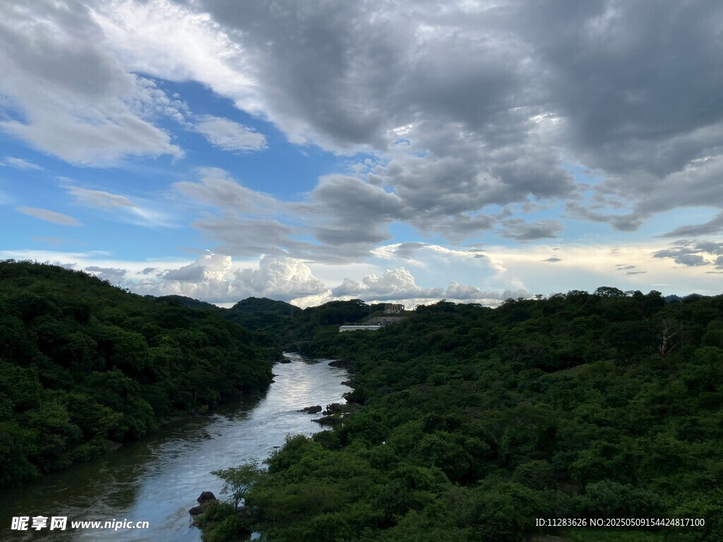 青山绿水间的蜿蜒河流