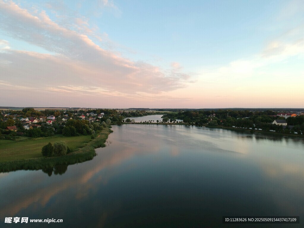 河畔黄昏美景
