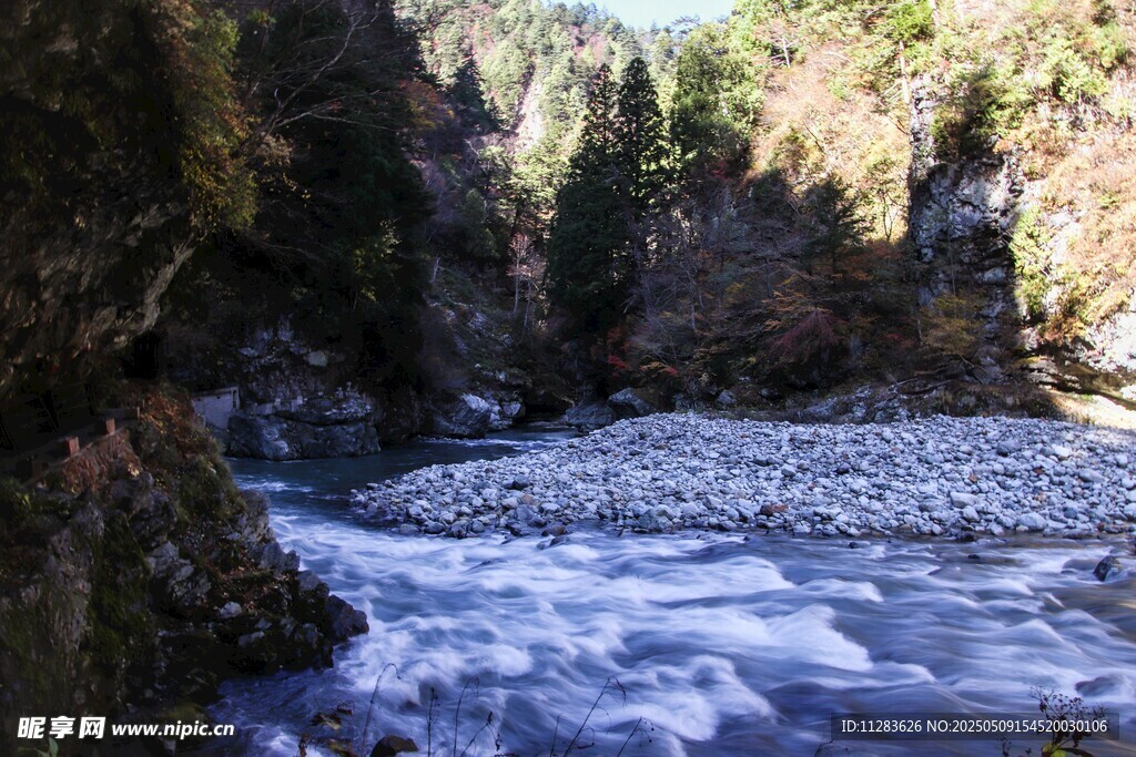 山间湍急溪流与嶙峋怪石