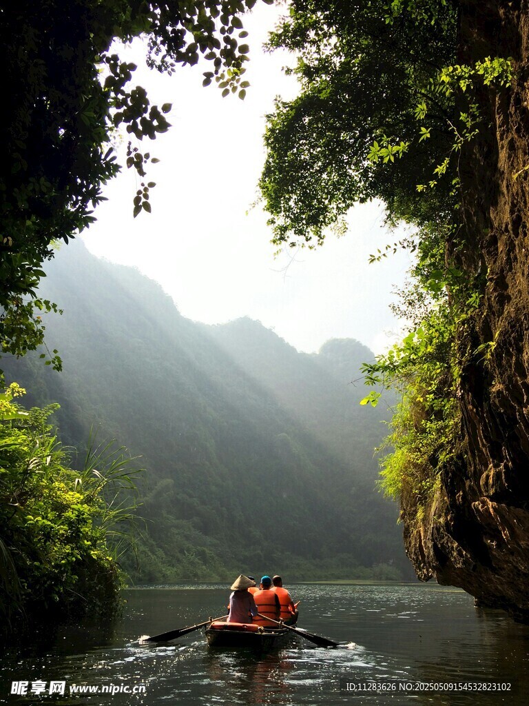 泛舟于青山绿水间