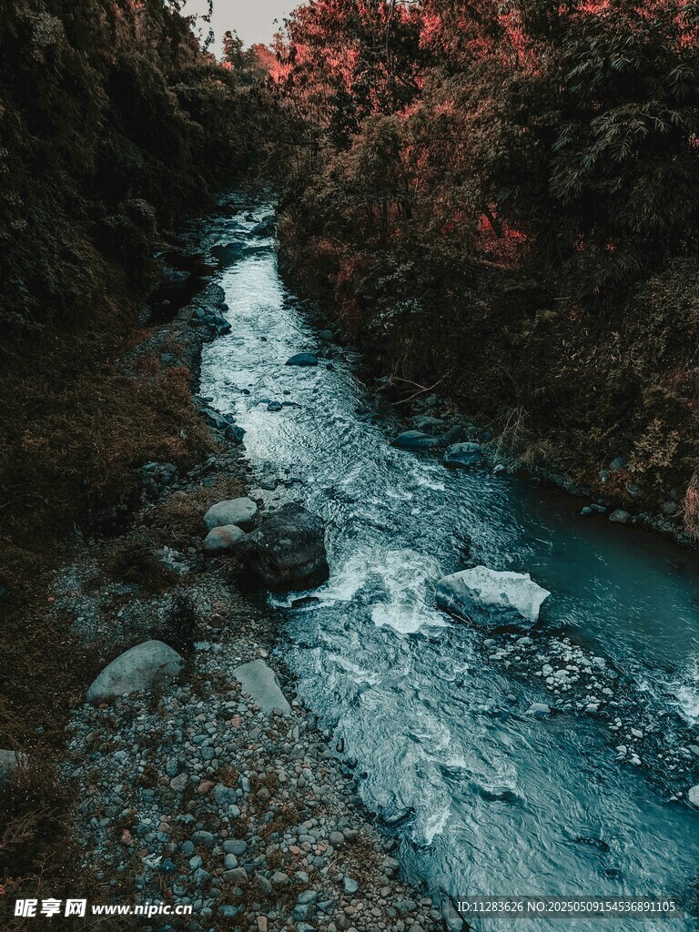 山间溪流美景