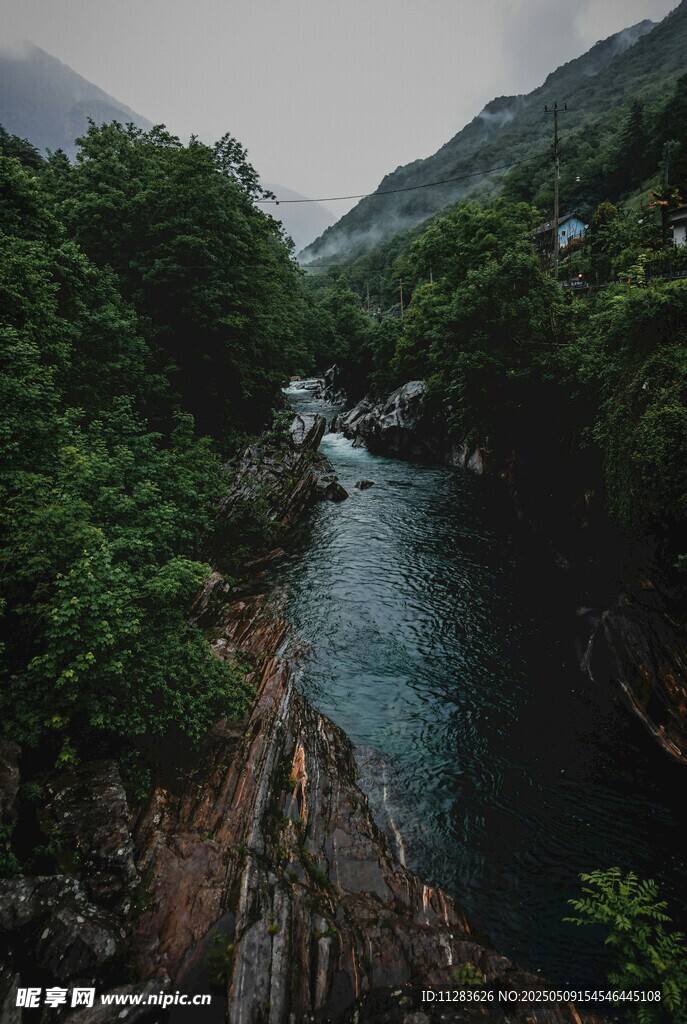 山间幽美溪流景色
