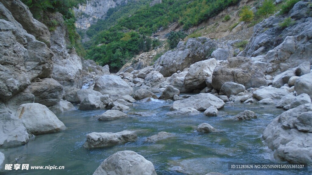 山间溪流与嶙峋怪石