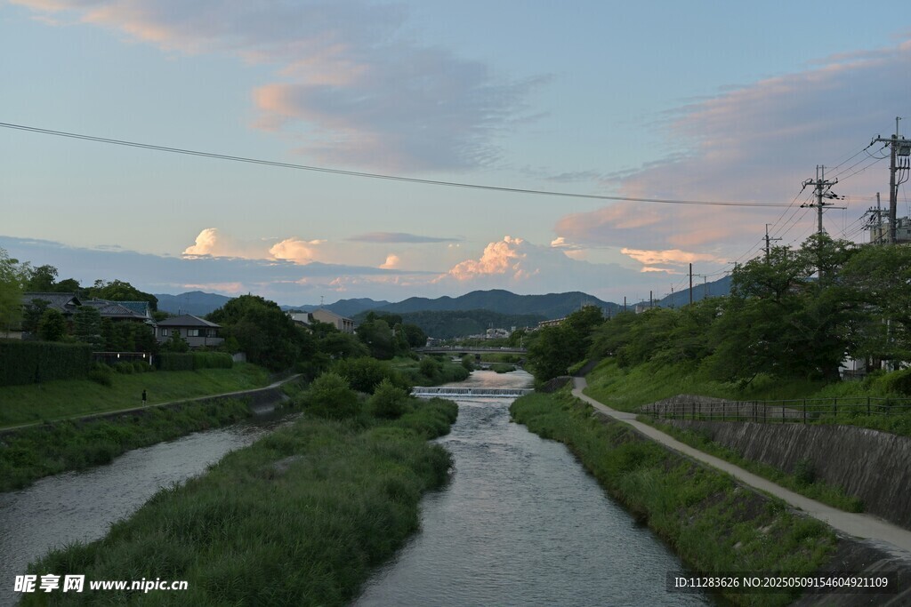 乡村河畔黄昏美景