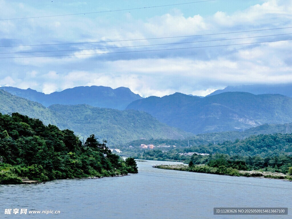 河畔青山绿水美丽风光