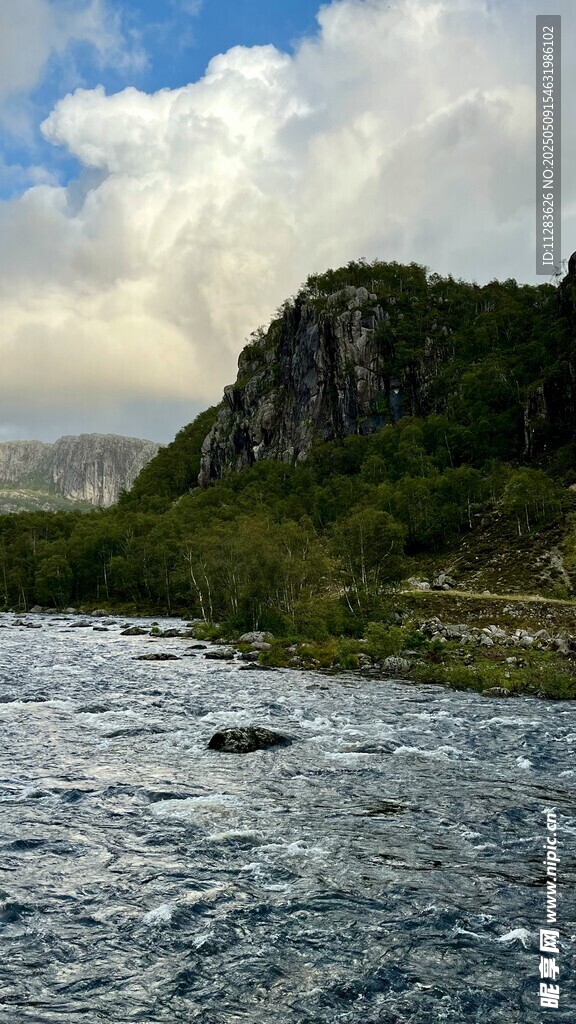 山间河流与壮丽岩石景观