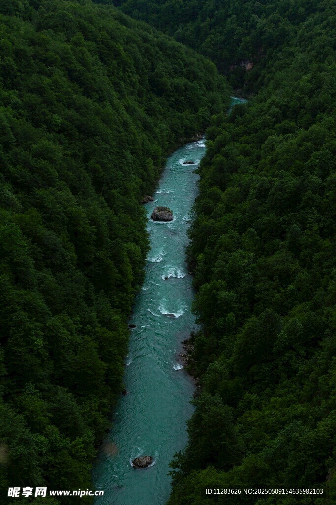 青山间的碧流与漂流者