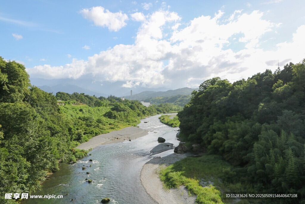 山间蜿蜒河流与葱郁植被