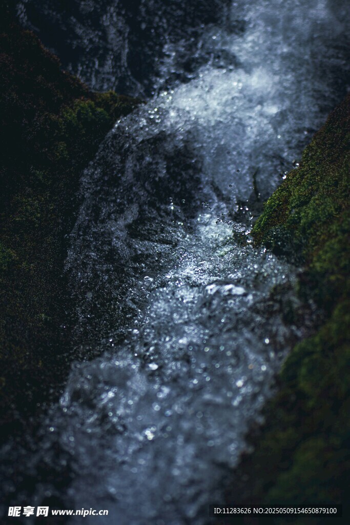 山间潺潺溪流