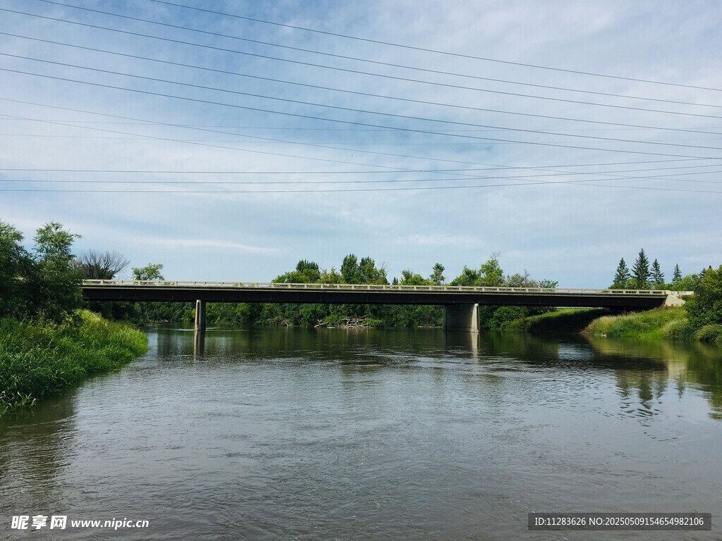 河畔桥梁风景