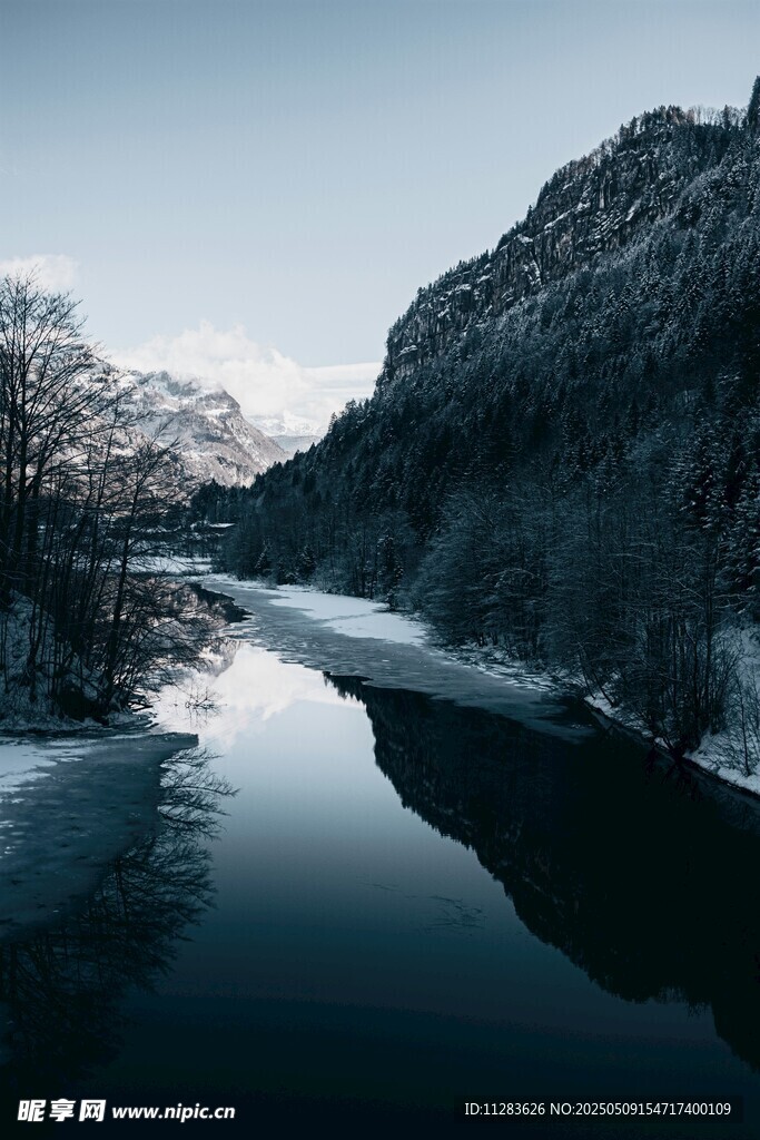 冬日静谧河流与山峦美景