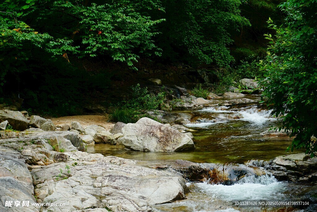 山间溪流潺潺过石景