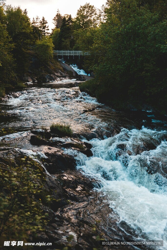 山间溪流奔腾的自然美景