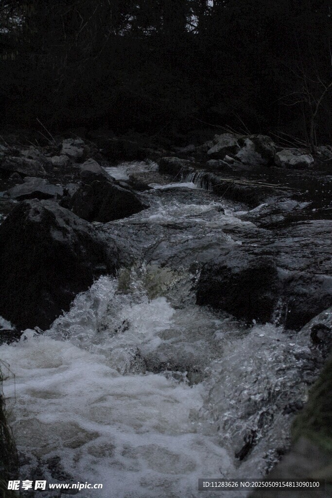 湍急溪流穿岩石