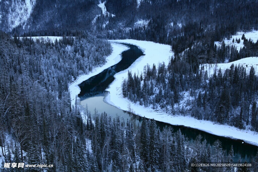 冬日蜿蜒河流雪景