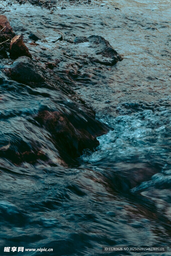海浪拍击礁石的自然景象