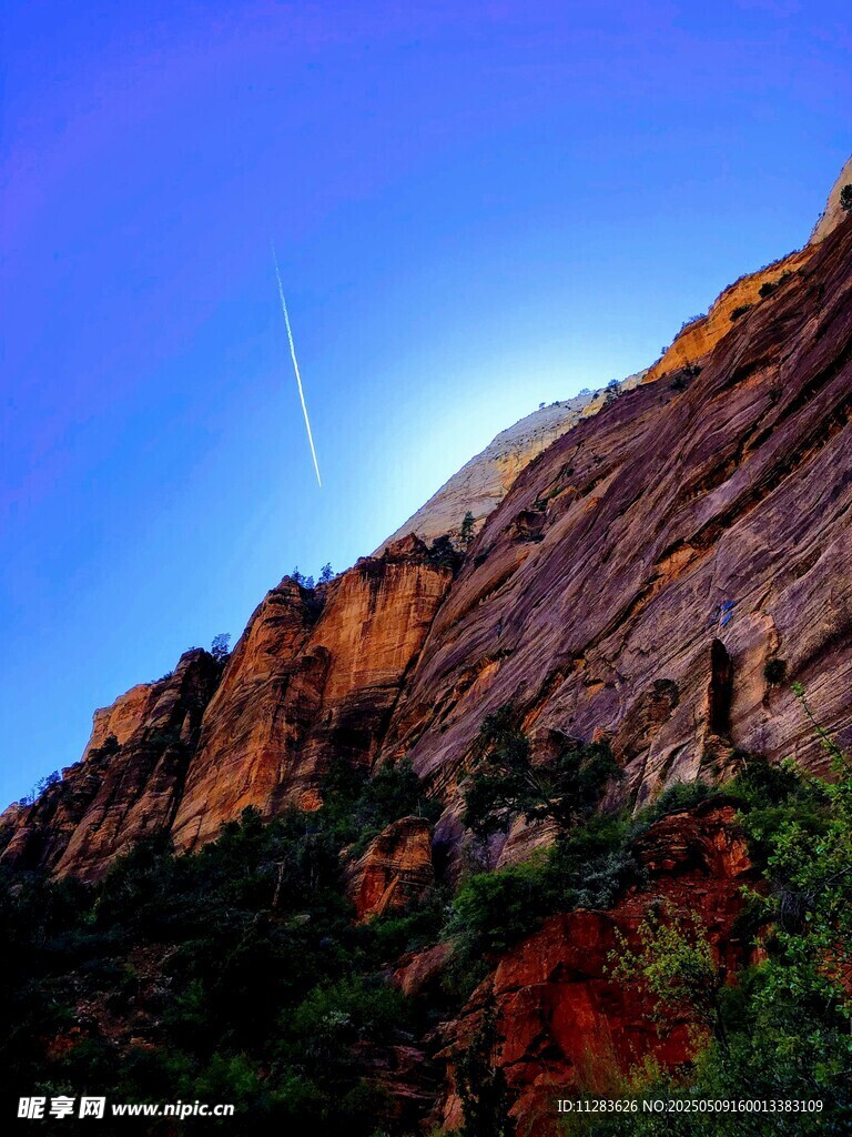 壮丽山景与绚烂天空