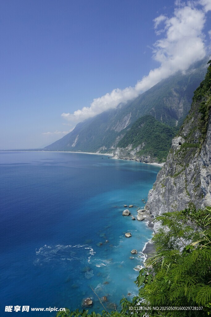 碧海青山间的绝美海岸线